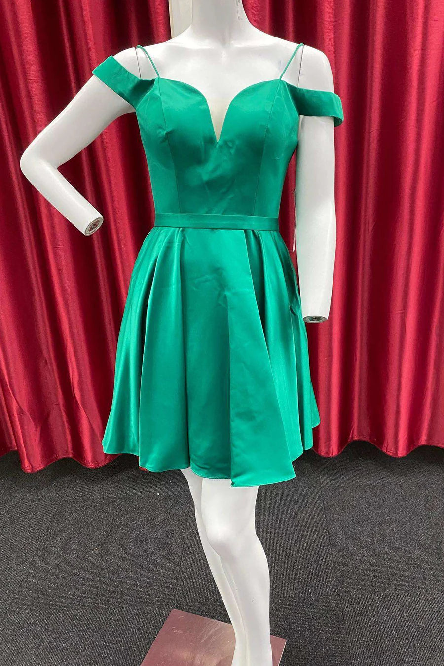 Vestido de fiesta con hombros descubiertos y corte en A